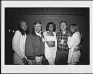 Trois membres du groupe The Braxtons (les soeurs de Toni Braxton) en compagnie de Gary Newman et d'Herb Forgie de Warner. Le groupe a interprété quatre chansons à Toronto lors d'une fête R&B organisée par Warner Music Canada à Atlas avant de rencontrer des fans, des DJ, la presse et des détaillants [ca. 1995-1997]