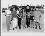 Portrait des membres du groupe Blackhawk qui tiennent leurs prix. [entre 1995-1996].