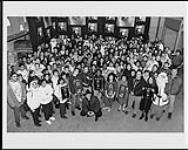Portrait collectif de membres du personnel d'EMI et de Garth Brooks qui tient son prix pour la vente de un million d'exemplaires de son album Fresh Horses [ca 1995]