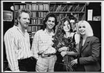Portrait de l'artiste du disque Sam Brown à son passage aux studios de CHUM FM à Toronto pour promouvoir son premier album Stop. G. à d. : Geoff Kulawick (A&M Promo), Barry Steward, Amy Grant (debout) et Sam [ca. 1988]