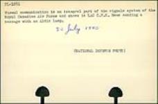L'aviateur-chef F.K Mews envoie un message avec une lampe Aldis. Camp Borden 30 Juillet 1940.