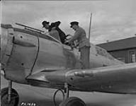 Wing Commander F.S. McGill with visitor at Uplands 23 août 1940