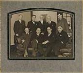 Portrait d'un groupe de neuf hommes, y compris Boris Hambourg, H. A. Fricker et sir Ernest MacMillan [between 1933-1937]