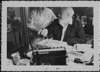 Sir Ernest MacMillan Cutting a cake novembre 1969