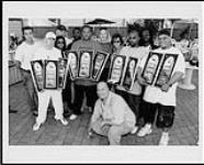 Les membres de la tournée « Up in Smoke » reçoivent des prix. « Up in Smoke » est une tournée hip-hop qui s'est déroulée sur la côte ouest en 2000 et à laquelle ont participé divers artistes 2000