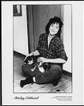Shirley Eikhard assise avec un chat sur les genoux [between 1995-2000].