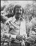 Cliff Edwards dans un jardin [ca. 1976].