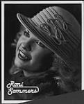 Publicity portrait of Roni Sommers wearing a felt hat with bows [entre 1980-1983].