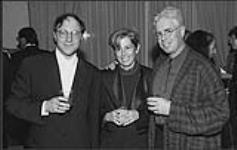 Bruce Cockburn (droite) avec un homme (Ben Mink?) et une femme non identifiés lors d'un événement social [between 1985-1990].