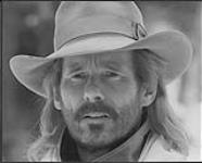 John Stoneham portant un chapeau de cow-boy [between 1994-2000].