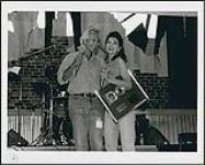 Shania Twain receiving a double Platinum award from Doug Chappell (President, Mercury/Polydor) at CISS-FM's Fan Fest, at Paramount Canada's Wonderland, Ontario 7 août 1995
