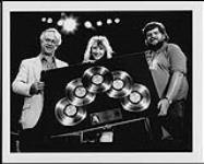 Tiffany receiving a quintuple Platinum album award for her self-titled album, onstage during her concert at the Winnipeg arena - (l to r) Ross Reynolds (Executive VP and GM, MCA Records Canada), Tiffany, Jack Skelly (Manitoba Sales and Promotion Rep, RCA) juin 1988