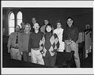 Sylvia Tyson prenant une pose avec Doug Chappell (?), six hommes et une femme [between 1990-1995].