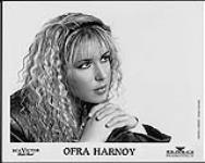 Press portrait of Ofra Harnoy resting her head on her hands [entre 1990-2000].