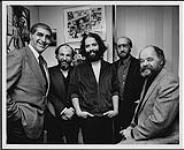 L to r: Arnold Gosewich (Chairman of CBS Canada), Bernie Finkelstein (Dan Hill Management), Dan Hill, Bernie Fiedler (Dan Hill's personal manager), Allan Davis (President of CRI) [entre 1979-1980].