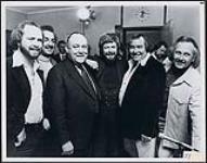 Le premier ministre de la Nouvelle-Zélande, Robert Muldoon, rencontre les membres du groupe Irish Rovers à la Chambre des communes [between 1975-1984].