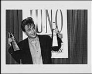 Colin James au gala des prix Juno de 1991, avec ses deux prix Juno du chanteur masculin et chanson de l'année [ca. 1991].