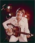 Lee Roy holding a guitar [entre 1970-1980]