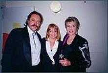 Snapshot of Ron and Sue Irving with Anne Murray [between 1990-2000]