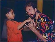 Raven-Symone from ABC-TV's "Hangin' With Mr. Cooper" playing a string game with family entertainer Fred Penner [entre 1992-1997].