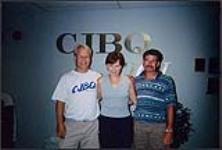 Photographie instantanée de la musicienne Robyn, avec Steve Bowan (M.D.) et Steve Marland. CJBQ à Belleville août 2000
