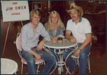 James Adams et Larry Boone (gauche) à Nashville au Jim Owens Store avec la commis de magasin Tammy Blake [between 1985-1993].