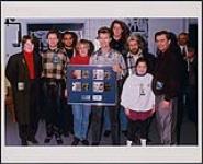 David Bowie receiving a Platinum album award for "Sound &Vision," Toronto, March 19, 1990: (left to right) Ann Forbes (Product Manager, A&M), Ray Rosenberg (Eastern Division Manager, A&M), Faisel Durrani (Special Projects, A&M), David Bowie, Allan Reid (Ontario Productions, A&M), Randy Wells (V.P. of Promotion, A&M), Anna Isaac, Jim Monaco (V.P. of Publicity), Bill Ott (V.P. of Sales and Marketin 19 mars 1990