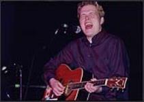 Tal Bachman (Sony) performing at the Canadian Radio Music Awards [entre 1999-2000].