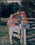 Lee et Sandy Paley prenant une pose avec des marionnettes de leur émission « Ballooner Landing » s.d.