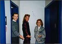 Left to right: Joe Stevens (CHEX), Paris Black, Kim Summerr (CHEX) [entre 1988-1991].