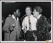 Jay Jackson (gauche), George Olliver (centre) et Jayson King (droite) en pleine prestation à l'ouverture du Bluenote Review, la nouvelle demeure du Rhythm & Blues de Toronto. 26 avril 1982 April 26, 1982