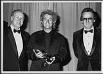 Luc Plamondon acceptant un prix (Wm. Harold Moon Award, SOCAN) remis par Gordon Lightfoot [ca. 1991].
