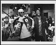 Mater T. de Much Music présente un disque d'or à LL Cool J pour ses albums « Mr. Smith » « All World » [ca. 1997]