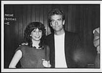 Huey Lewis with an unidentified woman [entre 1984-1986]