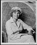 Anne Murray assise dans une chaise en osier [entre 1974-1976].