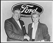 Anne Murray and Jack Clissold, V.P. of Ford Canada, today announced Ford's exclusive sponsorship of Anne Murray's first Canadian coast to coast tour [entre 1990-2000]