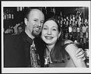 Le vice-président du Marketing chez EMI Music Canada, Rob Brooks, avec la nouvelle artiste Dayna Manning [entre 1990-2000]