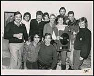Employés de RCA présentant un prix Or à Current Records et à Parachute Club [ca. 1983].