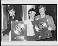 Lorraine Segato, chanteuse pour Parachute Club, artistes RCA/Current, recevant des prix Platine et Or pour l'album et la chanson « At The Feet Of The Moon » [ca 1984].