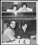 Tim Taylor and Anita Perras overseeing a project at Manta Sound [entre 1981-1984].