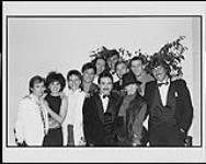 Parachute Club, artistes de RCA/Current, célébrant récemment les prix Juno remportés pour le « Groupe le plus prometteur » et la « Chanson de l'année » [ca. 1984].