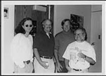 Geddy Lee et Alex Lifeson de Rush, avec Bob Richards et Peter Collins des McClear Pathé Studios [entre 1990-1992].