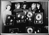 Membres du groupe RUSH recevant plusieurs prix 1981