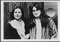 Judy Collins et Geddy Lee debout ensemble [between 1977-1980].