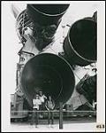 Groupe RUSH, debout à l'arrière d'une fusée [entre 1977-1982].