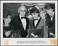 Président de Quality Records, George Struth, après avoir présenté aux Spoons leur premier disque d'or pour Arias & Symphonies [ca 1982].