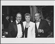 Anne Murray avec deux hommes en smoking [entre 1985-1995]