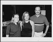 Jo Dee Messina avec un homme et une femme (personnalités de la radio?). Hamilton (Ontario) [between 2000-2002]