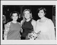Jo Dee Messina avec deux femmes (gagnantes de CHAM). Hamilton (Ontario) [between 2000-2002]