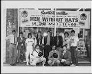 Men Without Hats en séance d'autographes chez Sam the Record Man le 28 mai, avec le personnel du magasin et Maureen Corbett de WEA (2e à partir de la droite) et Steve McNie (2e à partir de la gauche) [between 1982-1989]